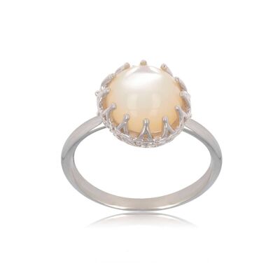 Round white mother-of-pearl cabochon ring on silver K50608