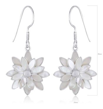 Boucles d'oreilles en double Fleur de nacre blanche K45013 3