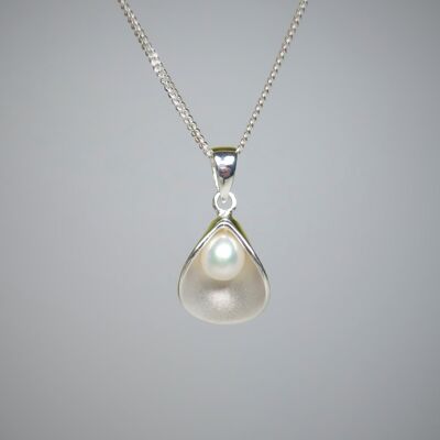925 silver pendant with a freshwater cultured pearl
