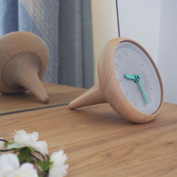 Horloge de table en bois et béton aiguilles bleues - Toupie 2