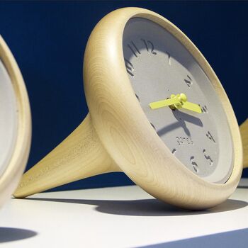 Horloge de table en bois et béton aiguilles jaunes - Toupie 2