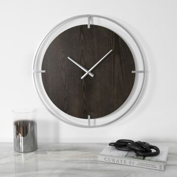Horloge murale minimaliste en bois et argent 1