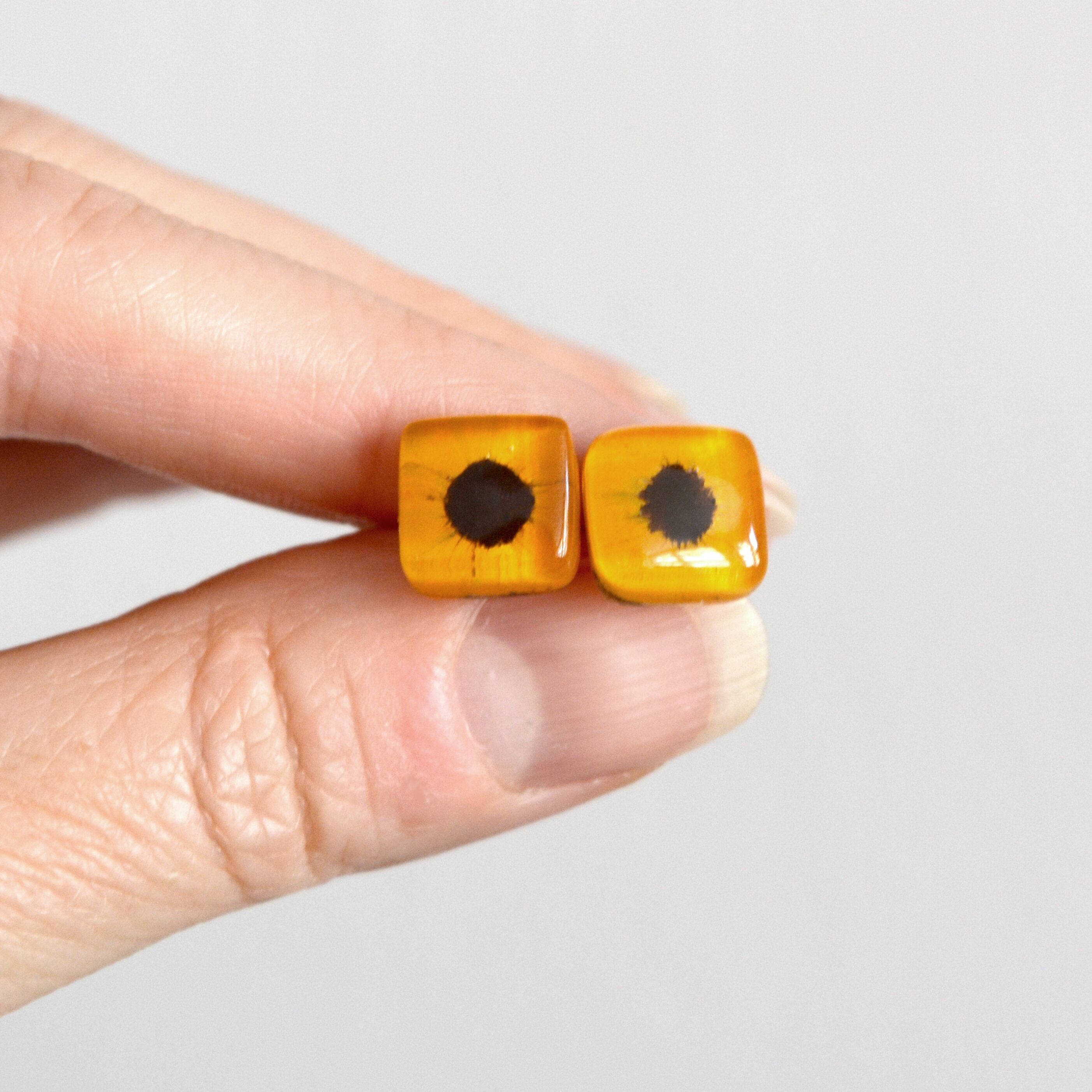 Boucles d'oreilles clous tournesol, verre recyclé et argent sterling