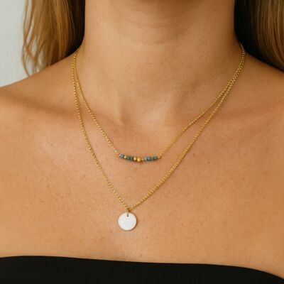Collar de doble hilera en acero dorado, turquesa africana con colgante de nácar