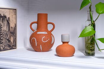 Vase en pot en terre cuite avec motif blanc 2