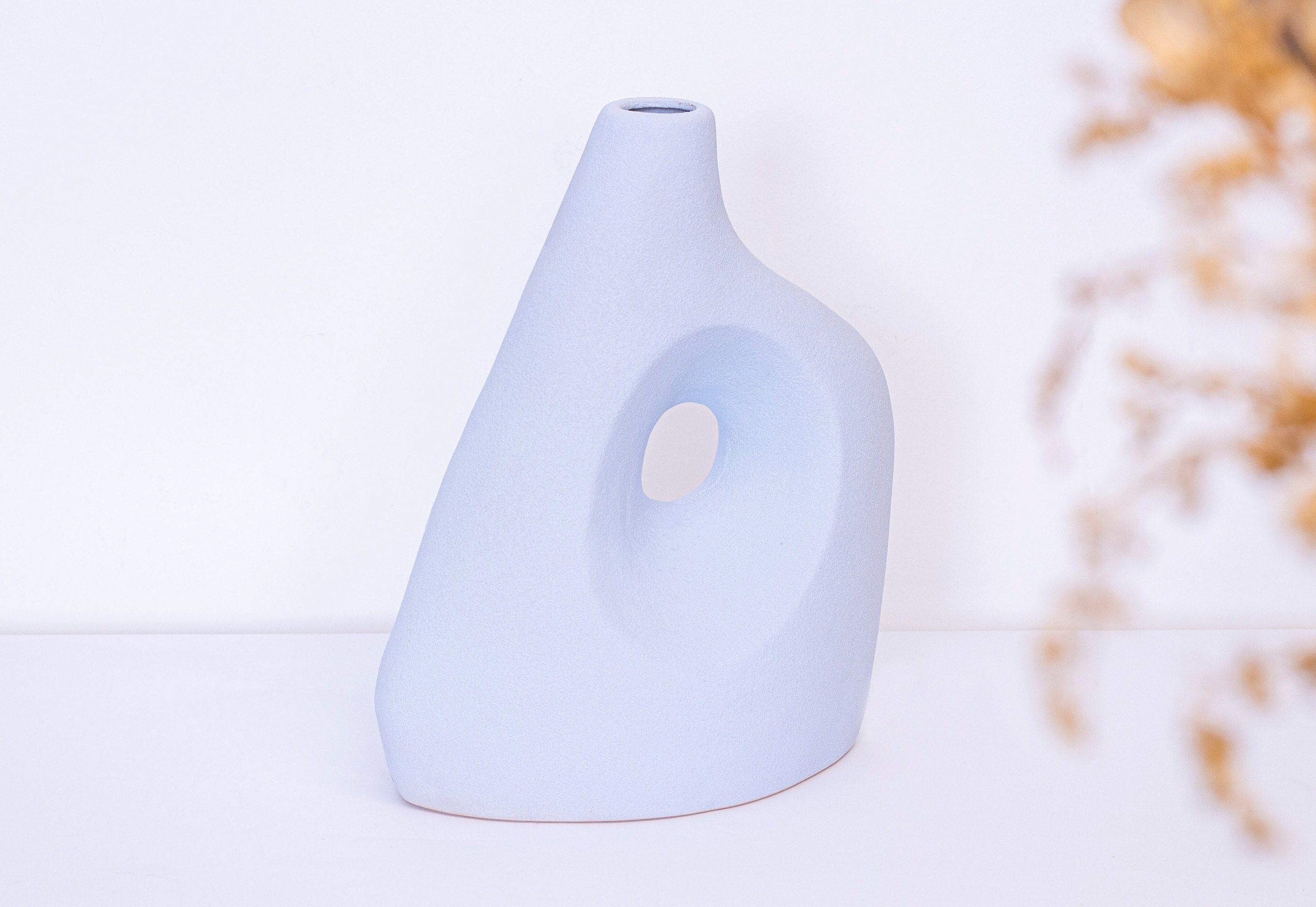Zeitgenössische geformte Keramikvase in Eisblau