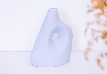 Vase contemporain en céramique sculptée en bleu glacier 1