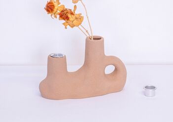 Vase à bougie sculpté avec inserts pour bâtons de bougie doubles, style minimal et organique 4