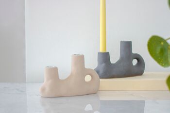 Vase à bougie sculpté avec inserts pour bâtons de bougie doubles, style minimal et organique 5