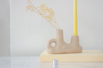 Vase à bougie sculpté avec inserts pour bâtons de bougie doubles, style minimal et organique 3