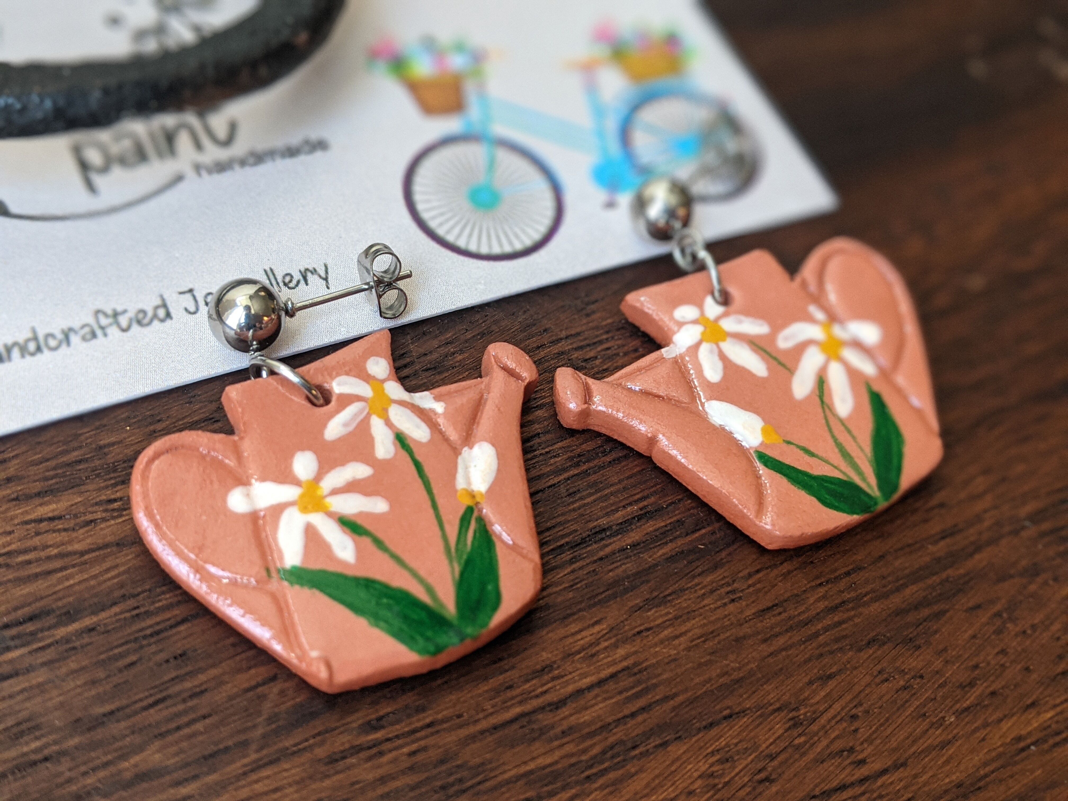 Orecchini annaffiatoio, orecchini in terracotta con fiori bianchi