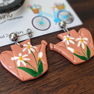 Ohrringe aus Gießkanne, Ohrringe aus Terrakotta-Ton mit weißen Blumen