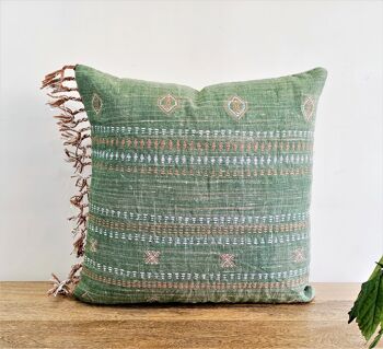 Housse de coussin en lin brodé vert 1