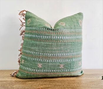 Housse de coussin en lin brodé vert 5