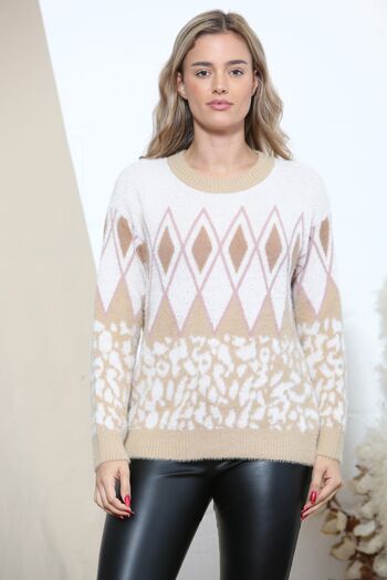 Pull pelucheux motif losanges beige 4