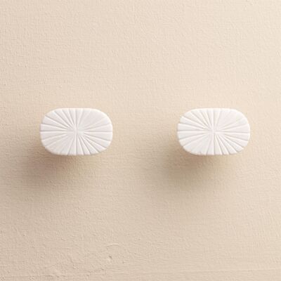 Ovale Schubladenknöpfe aus weißem Marmor von Aadhavi