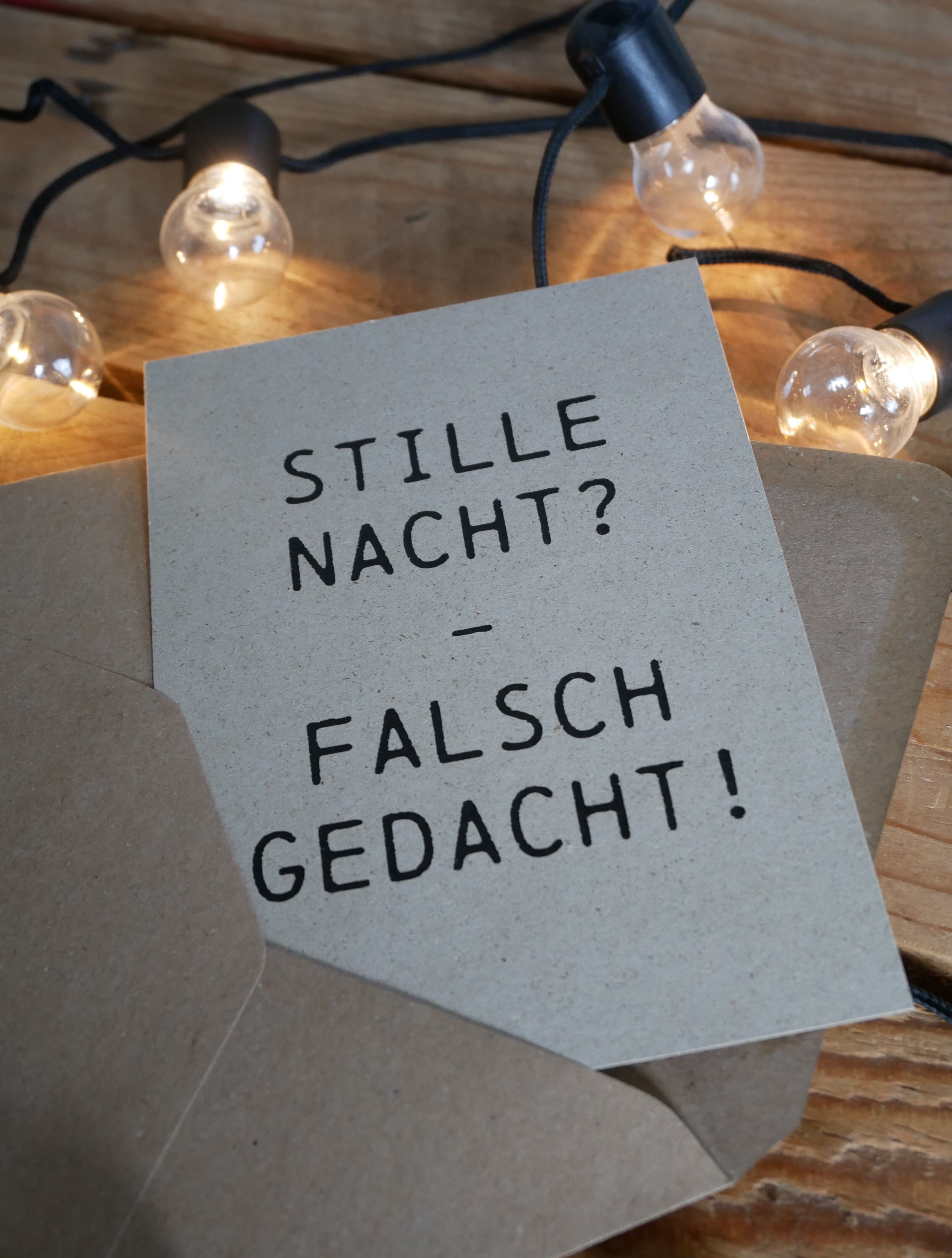 Tarjeta de Navidad "¿Noche de paz? ¡Pensamiento equivocado!"