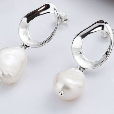 Asymmetric pearl earrings