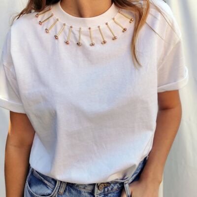 One-size white t-shirt embroidered with gold and beige beads on the collar