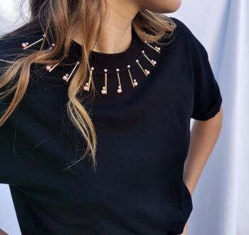 T-shirt noir taille unique brodé de perles dorées et roses sur le col 3