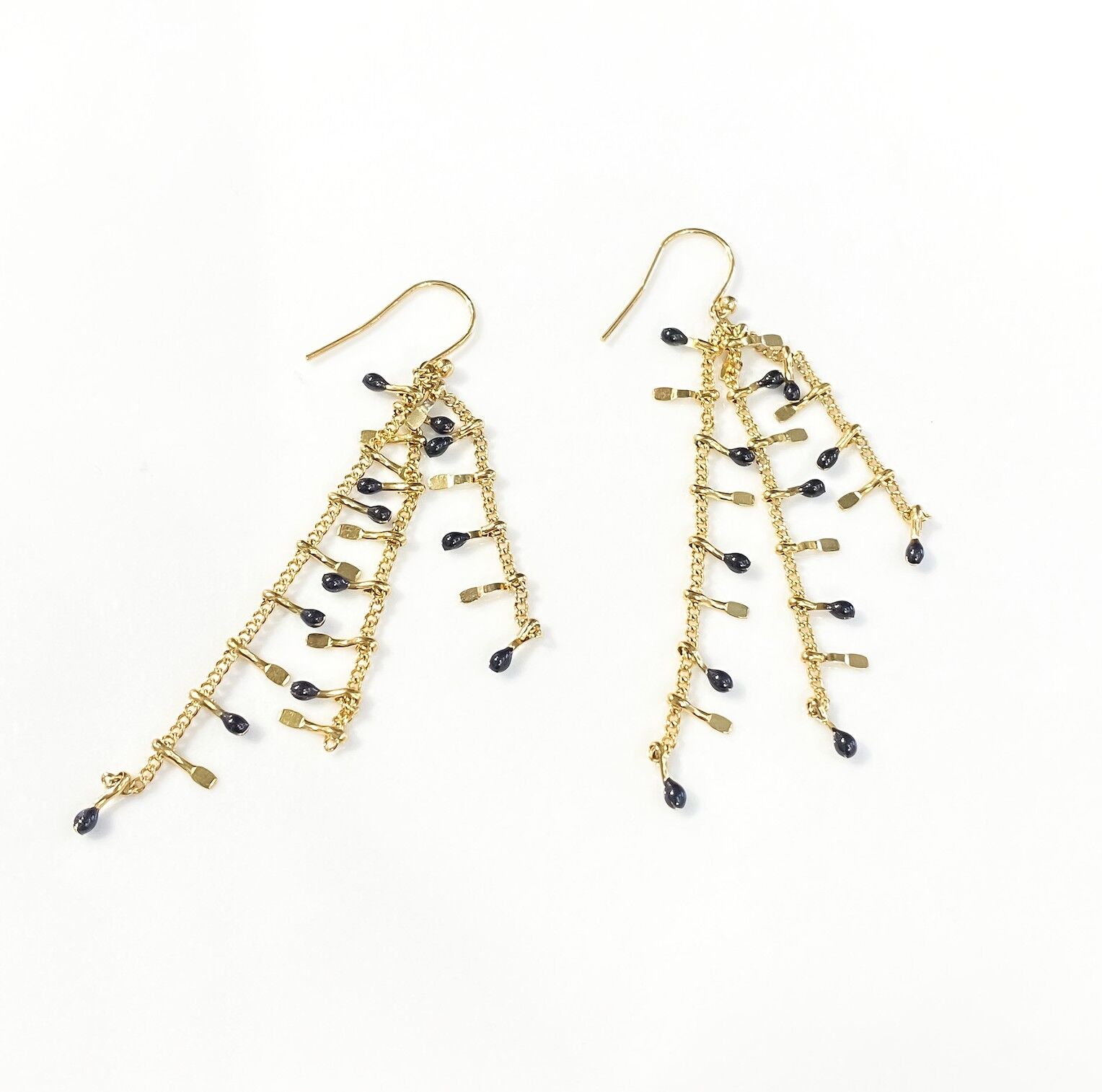 Reine schwarze Ohrringe