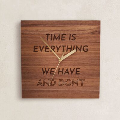 Reloj de pared de nogal "El tiempo es todo lo que tenemos y no tenemos"