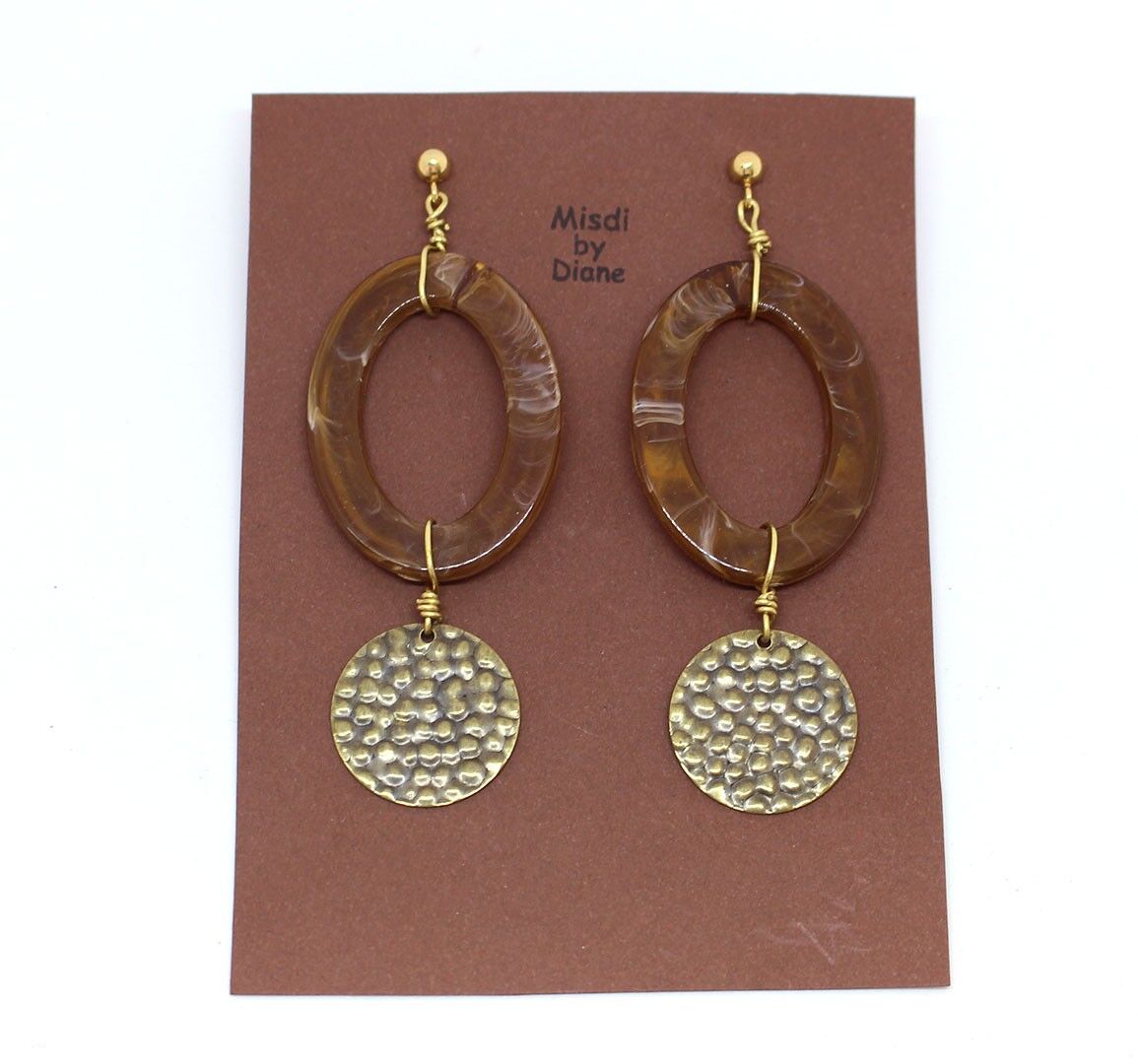WOOPY Ohrringe aus Harz und gehämmerten Scheiben
