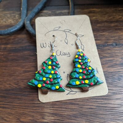 Weihnachtsbaum-Ohrringe aus Ton