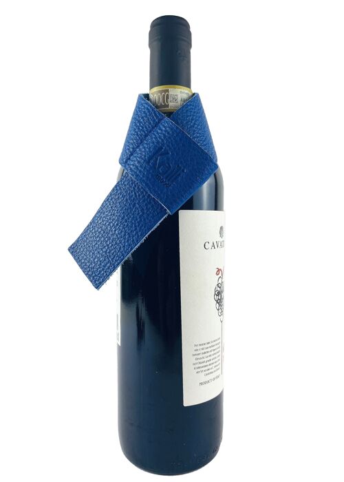 K0010DB | Salvagoccia per Bottiglia Made in Italy in Vera Pelle pieno fiore, grana dollaro - Colore Blu. Dimensioni: cm 27 x 4 x 0,5.  Confezione: Gift Box rigido fondo/coperchio