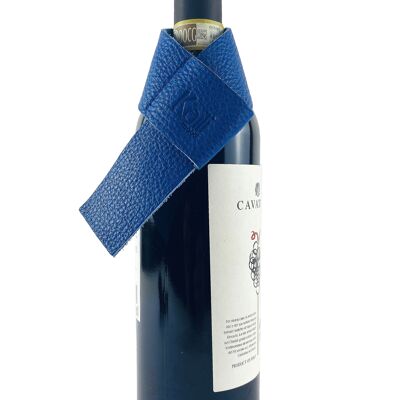 K0010DB | Tropfschutz für Flaschen, hergestellt in Italien aus echtem Vollnarbenleder, Dollar-Maserung – blaue Farbe. Abmessungen: 27 x 4 x 0,5 cm. Verpackung: Geschenkbox mit starrem Boden/Deckel