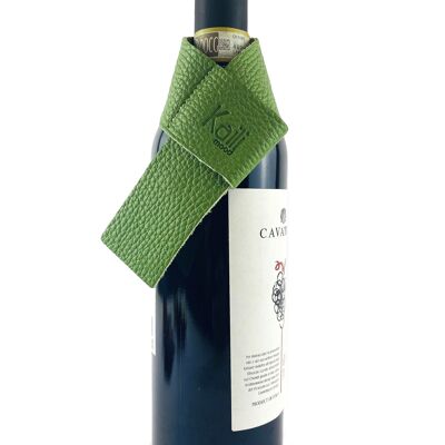 K0010EB | Drip Saver for Bottle Made in Italy in Genuine Full Grain Leather, Dollar Grain - Green Color. Dimensions: 27 x 4 x 0.5 cm. Packaging: rigid bottom/lid Gift Box