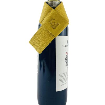 K0010RB | Protector Antigoteo para Botella Hecho en Italia en Piel Verdadera Flor, Flor de Dólar - Color Amarillo. Dimensiones: 27 x 4 x 0,5 cm. Embalaje: Fondo rígido/tapa Caja de regalo