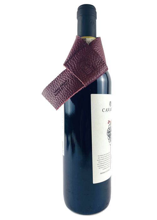 K0010XB | Salvagoccia per Bottiglia Made in Italy in Vera Pelle pieno fiore, grana dollaro - Colore Bordeaux. Dimensioni: cm 27 x 4 x 0,5.  Confezione: Gift Box rigido fondo/coperchio