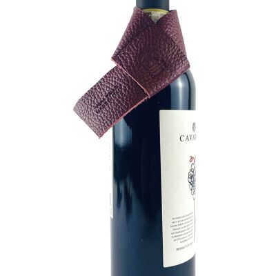 K0010XB | Drip Saver for Bottle Made in Italy in Genuine Full Grain Leather, Dollar Grain - Bordeaux Color. Dimensions: 27 x 4 x 0.5 cm. Packaging: rigid bottom/lid Gift Box