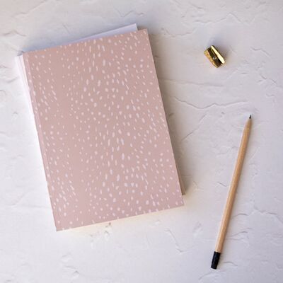 Cuaderno A5 con lunares de animales rosa polvoriento