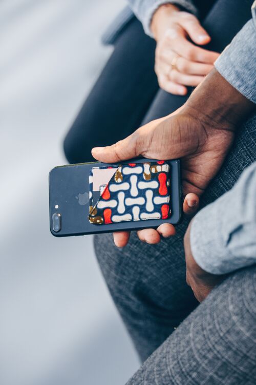 Porte-cartes unique en tissu wax sur smartphone - Le Nomade