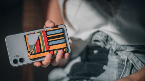 Porte-cartes unique en tissu wax sur smartphone - L'instinctif