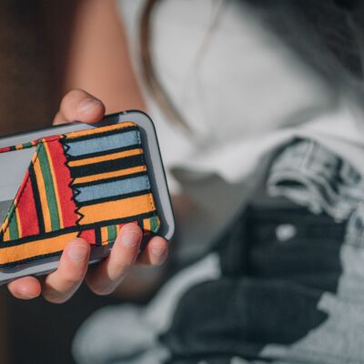 Porte-cartes unique en tissu wax sur smartphone - L'instinctif