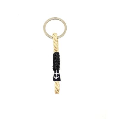 Klassischer handgefertigter Schlüsselanhänger aus verdrehtem Seil