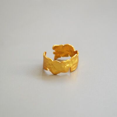 Anello strutturato deforme in oro.