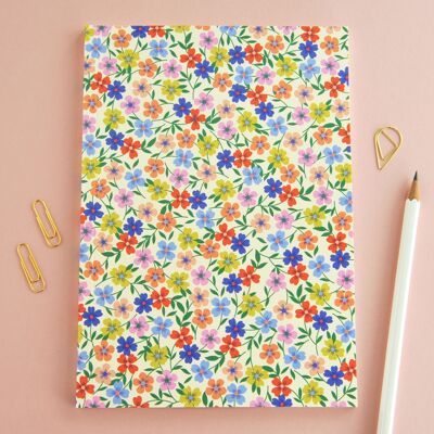 Buntes, perfekt gebundenes Notizbuch mit Blumengeschenk