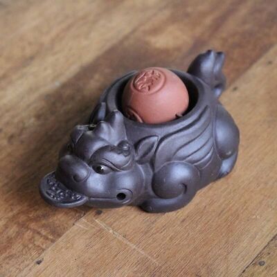Figura de té de dragón con bola de cerámica.
