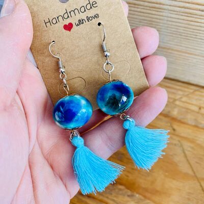 boucles d'oreilles pendantes en céramique bleu avec pompon, faites à la main en italie