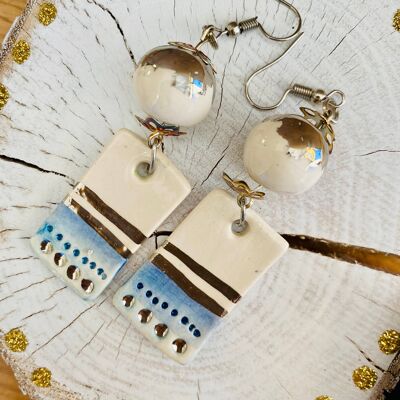 orecchini geometrici in ceramica fatti a mano, bianchi, blu e argento