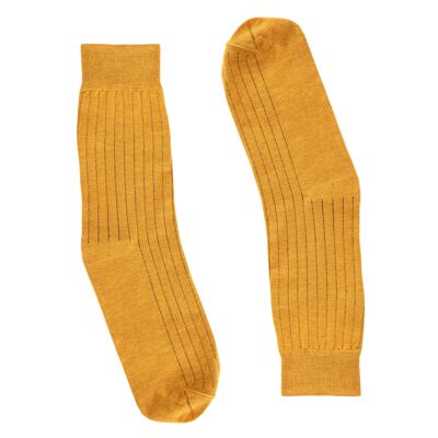 Chaussettes jaune moutarde à fines rayures bordeaux.