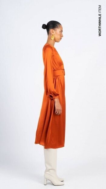 Robe en satin orange / Couleurs vives de l'hiver 8