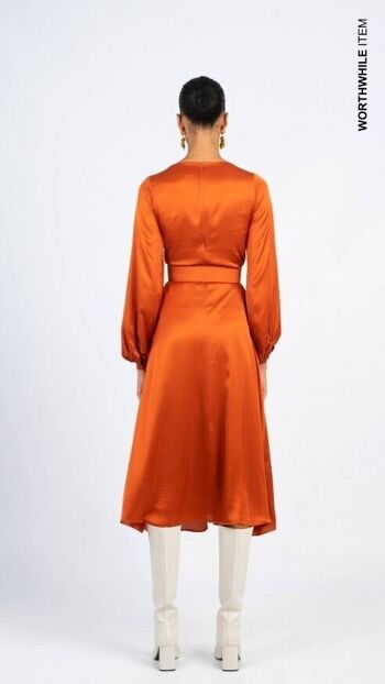 Robe en satin orange / Couleurs vives de l'hiver 14