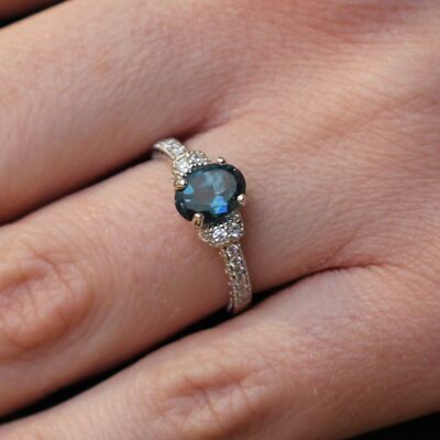Ring aus Sterlingsilber mit Naturstein London Blue Topas und natürlichem Zirkon