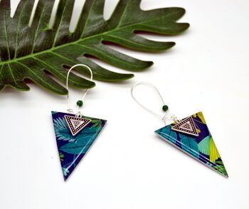 Boucles d'oreilles triangle motif feuilles tropicales vert, bleu et argent 2