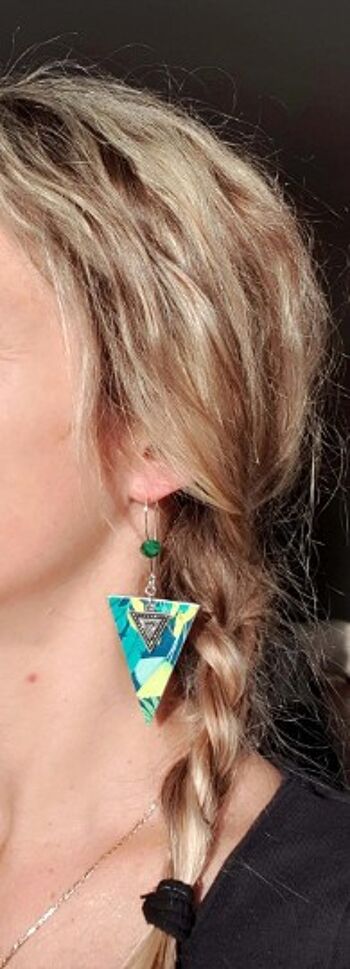 Boucles d'oreilles triangle motif feuilles tropicales vert, bleu et argent 3